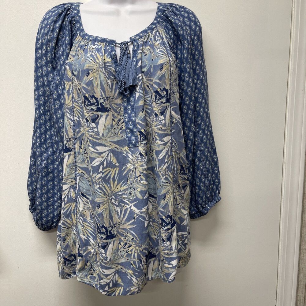 New Directions Size Medium Blue Print Blouse